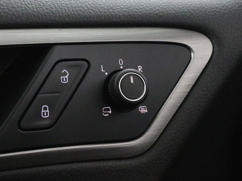 Volkswagen Golf 1.0 TSI Comfortline | Camera | Sportstoelen | Navigatie | Parkeerhulp | Climate control | DAB | Cruise control | Bluetooth | Regen-/lichtsensor