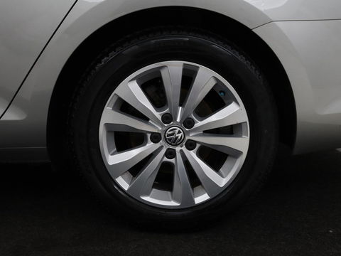 Volkswagen Golf 1.0 TSI Comfortline | Camera | Sportstoelen | Navigatie | Parkeerhulp | Climate control | DAB | Cruise control | Bluetooth | Regen-/lichtsensor