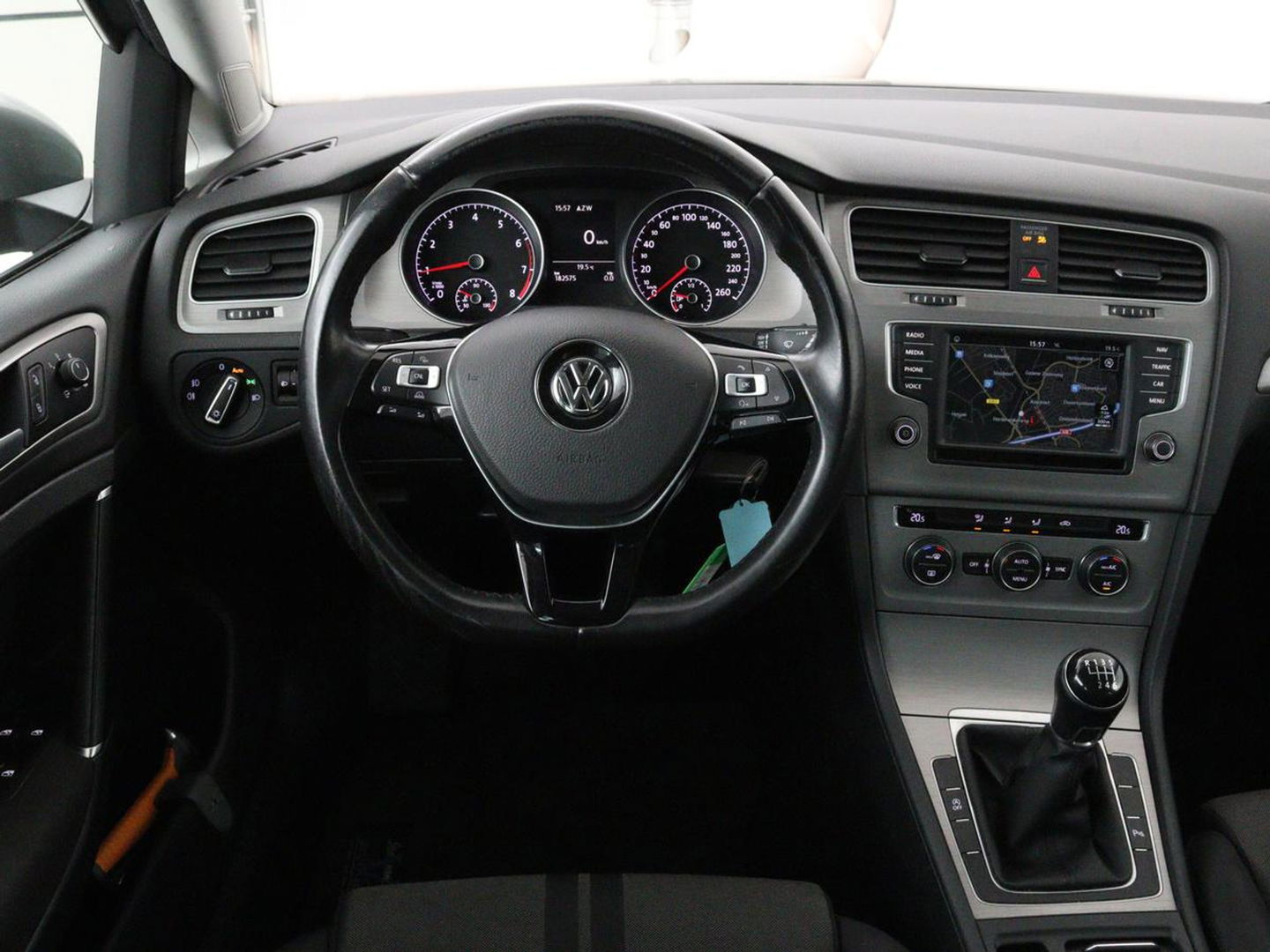 Volkswagen Golf 1.0 TSI Comfortline | Camera | Sportstoelen | Navigatie | Parkeerhulp | Climate control | DAB | Cruise control | Bluetooth | Regen-/lichtsensor
