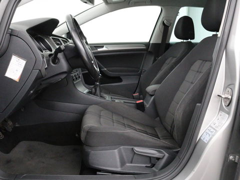 Volkswagen Golf 1.0 TSI Comfortline | Camera | Sportstoelen | Navigatie | Parkeerhulp | Climate control | DAB | Cruise control | Bluetooth | Regen-/lichtsensor
