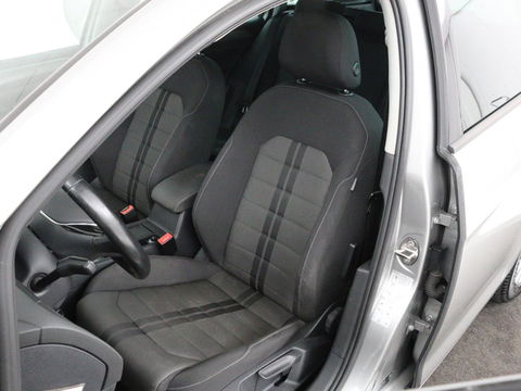 Volkswagen Golf 1.0 TSI Comfortline | Camera | Sportstoelen | Navigatie | Parkeerhulp | Climate control | DAB | Cruise control | Bluetooth | Regen-/lichtsensor