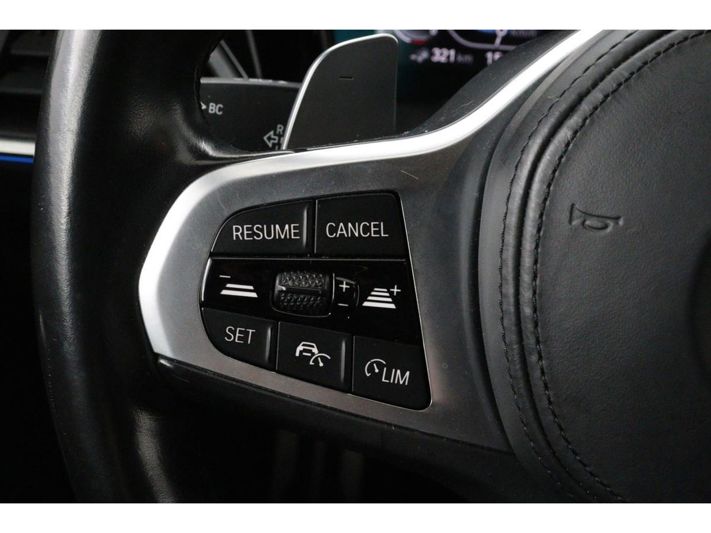 BMW 3-serie 330e M Sport | Panoramadak | Head-Up | Laserlight | Adaptive cruise | Leder | Stoelverwarming | Camera | Sfeerverlichting | Carplay | Sportstoelen | Live Cockpit