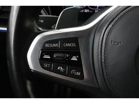 BMW 3-serie 330e M Sport | Panoramadak | Head-Up | Laserlight | Adaptive cruise | Leder | Stoelverwarming | Camera | Sfeerverlichting | Carplay | Sportstoelen | Live Cockpit