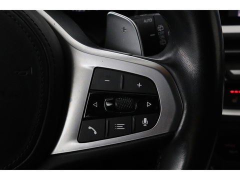 BMW 3-serie 330e M Sport | Panoramadak | Head-Up | Laserlight | Adaptive cruise | Leder | Stoelverwarming | Camera | Sfeerverlichting | Carplay | Sportstoelen | Live Cockpit