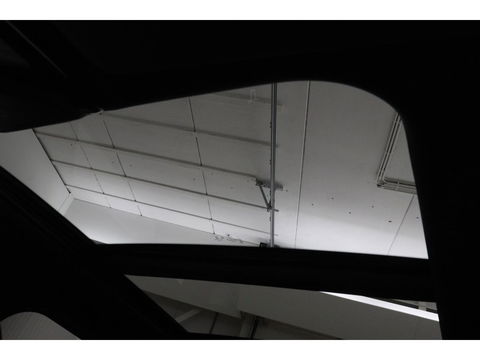 BMW 3-serie 330e M Sport | Panoramadak | Head-Up | Laserlight | Adaptive cruise | Leder | Stoelverwarming | Camera | Sfeerverlichting | Carplay | Sportstoelen | Live Cockpit