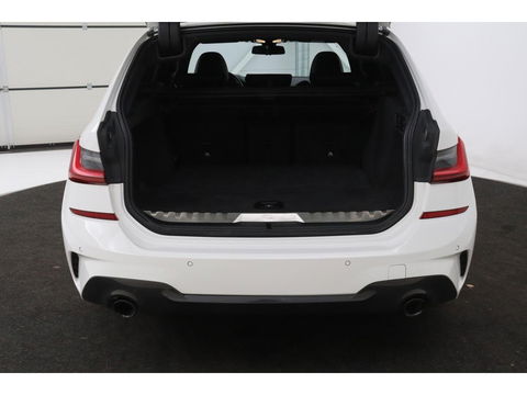 BMW 3-serie 330e M Sport | Panoramadak | Head-Up | Laserlight | Adaptive cruise | Leder | Stoelverwarming | Camera | Sfeerverlichting | Carplay | Sportstoelen | Live Cockpit