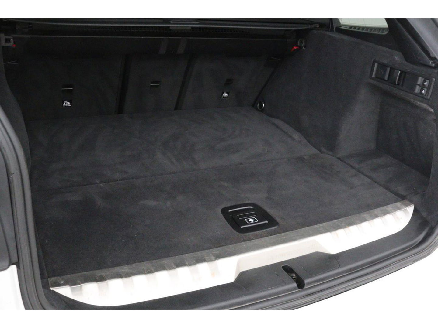BMW 3-serie 330e M Sport | Panoramadak | Head-Up | Laserlight | Adaptive cruise | Leder | Stoelverwarming | Camera | Sfeerverlichting | Carplay | Sportstoelen | Live Cockpit