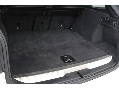 BMW 3-serie 330e M Sport | Panoramadak | Head-Up | Laserlight | Adaptive cruise | Leder | Stoelverwarming | Camera | Sfeerverlichting | Carplay | Sportstoelen | Live Cockpit