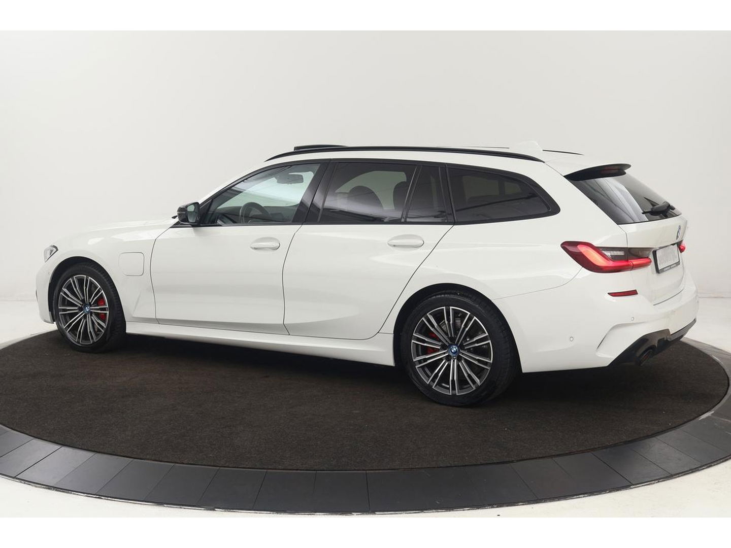 BMW 3-serie 330e M Sport | Panoramadak | Head-Up | Laserlight | Adaptive cruise | Leder | Stoelverwarming | Camera | Sfeerverlichting | Carplay | Sportstoelen | Live Cockpit
