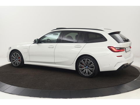 BMW 3-serie 330e M Sport | Panoramadak | Head-Up | Laserlight | Adaptive cruise | Leder | Stoelverwarming | Camera | Sfeerverlichting | Carplay | Sportstoelen | Live Cockpit