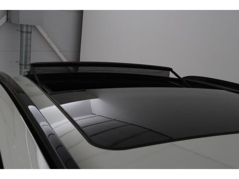 BMW 3-serie 330e M Sport | Panoramadak | Head-Up | Laserlight | Adaptive cruise | Leder | Stoelverwarming | Camera | Sfeerverlichting | Carplay | Sportstoelen | Live Cockpit