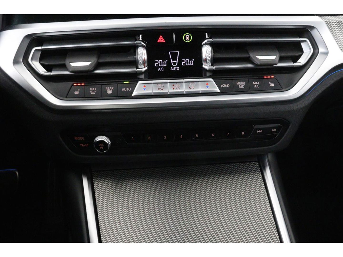 BMW 3-serie 330e M Sport | Panoramadak | Head-Up | Laserlight | Adaptive cruise | Leder | Stoelverwarming | Camera | Sfeerverlichting | Carplay | Sportstoelen | Live Cockpit
