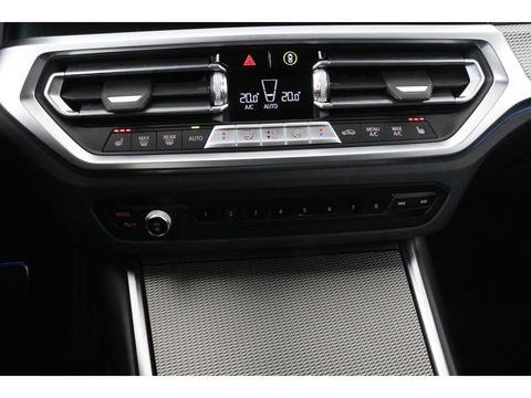BMW 3-serie 330e M Sport | Panoramadak | Head-Up | Laserlight | Adaptive cruise | Leder | Stoelverwarming | Camera | Sfeerverlichting | Carplay | Sportstoelen | Live Cockpit