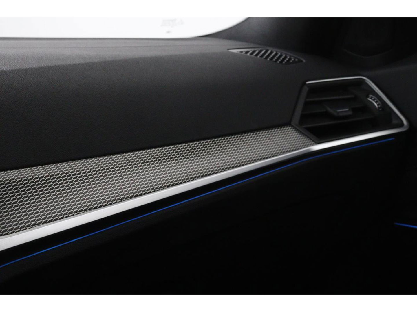 BMW 3-serie 330e M Sport | Panoramadak | Head-Up | Laserlight | Adaptive cruise | Leder | Stoelverwarming | Camera | Sfeerverlichting | Carplay | Sportstoelen | Live Cockpit