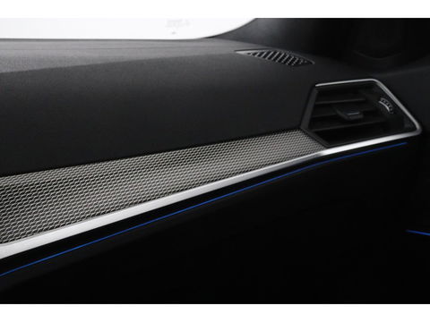 BMW 3-serie 330e M Sport | Panoramadak | Head-Up | Laserlight | Adaptive cruise | Leder | Stoelverwarming | Camera | Sfeerverlichting | Carplay | Sportstoelen | Live Cockpit