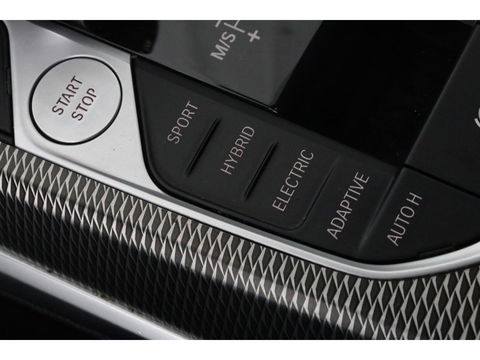 BMW 3-serie 330e M Sport | Panoramadak | Head-Up | Laserlight | Adaptive cruise | Leder | Stoelverwarming | Camera | Sfeerverlichting | Carplay | Sportstoelen | Live Cockpit