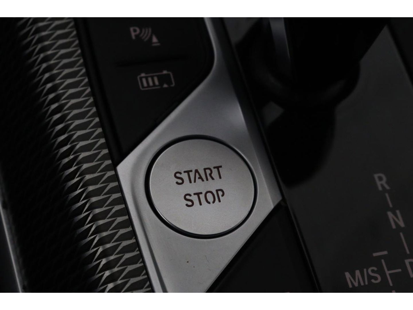 BMW 3-serie 330e M Sport | Panoramadak | Head-Up | Laserlight | Adaptive cruise | Leder | Stoelverwarming | Camera | Sfeerverlichting | Carplay | Sportstoelen | Live Cockpit