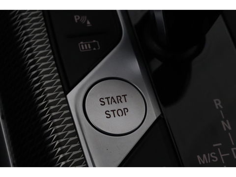BMW 3-serie 330e M Sport | Panoramadak | Head-Up | Laserlight | Adaptive cruise | Leder | Stoelverwarming | Camera | Sfeerverlichting | Carplay | Sportstoelen | Live Cockpit