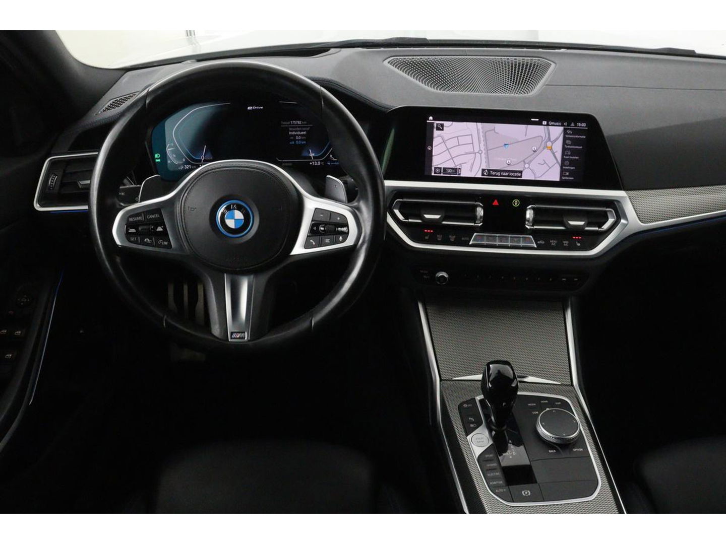 BMW 3-serie 330e M Sport | Panoramadak | Head-Up | Laserlight | Adaptive cruise | Leder | Stoelverwarming | Camera | Sfeerverlichting | Carplay | Sportstoelen | Live Cockpit