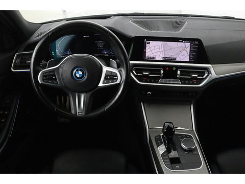 BMW 3-serie 330e M Sport | Panoramadak | Head-Up | Laserlight | Adaptive cruise | Leder | Stoelverwarming | Camera | Sfeerverlichting | Carplay | Sportstoelen | Live Cockpit