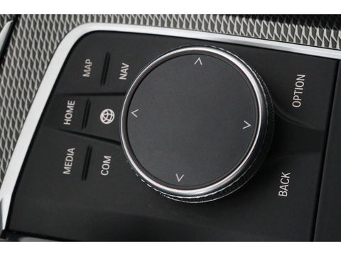 BMW 3-serie 330e M Sport | Panoramadak | Head-Up | Laserlight | Adaptive cruise | Leder | Stoelverwarming | Camera | Sfeerverlichting | Carplay | Sportstoelen | Live Cockpit