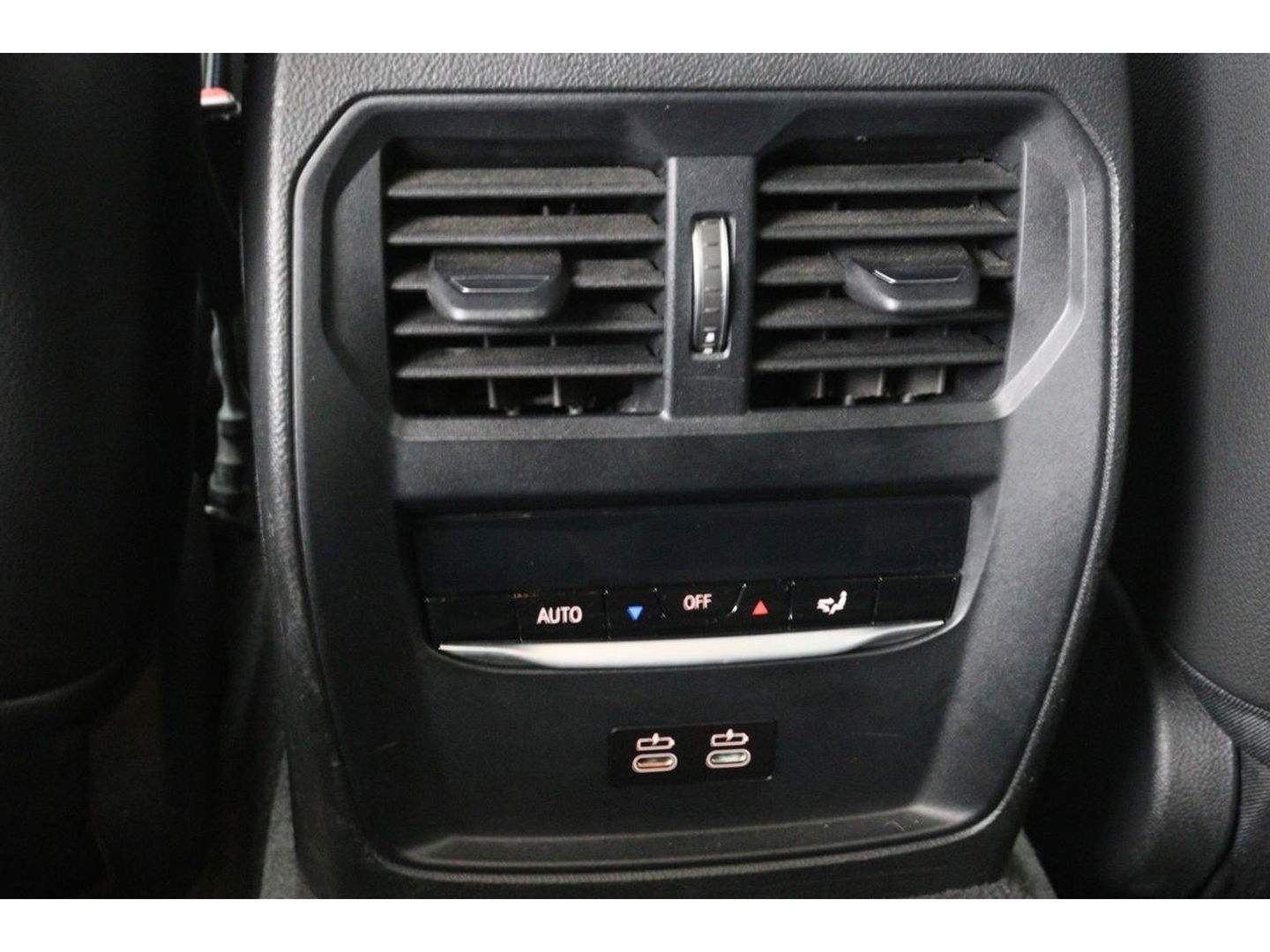 BMW 3-serie 330e M Sport | Panoramadak | Head-Up | Laserlight | Adaptive cruise | Leder | Stoelverwarming | Camera | Sfeerverlichting | Carplay | Sportstoelen | Live Cockpit