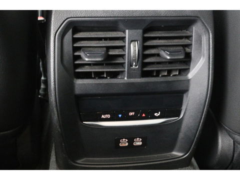 BMW 3-serie 330e M Sport | Panoramadak | Head-Up | Laserlight | Adaptive cruise | Leder | Stoelverwarming | Camera | Sfeerverlichting | Carplay | Sportstoelen | Live Cockpit
