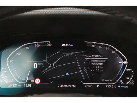 BMW 3-serie 330e M Sport | Panoramadak | Head-Up | Laserlight | Adaptive cruise | Leder | Stoelverwarming | Camera | Sfeerverlichting | Carplay | Sportstoelen | Live Cockpit