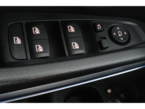 BMW 3-serie 330e M Sport | Panoramadak | Head-Up | Laserlight | Adaptive cruise | Leder | Stoelverwarming | Camera | Sfeerverlichting | Carplay | Sportstoelen | Live Cockpit