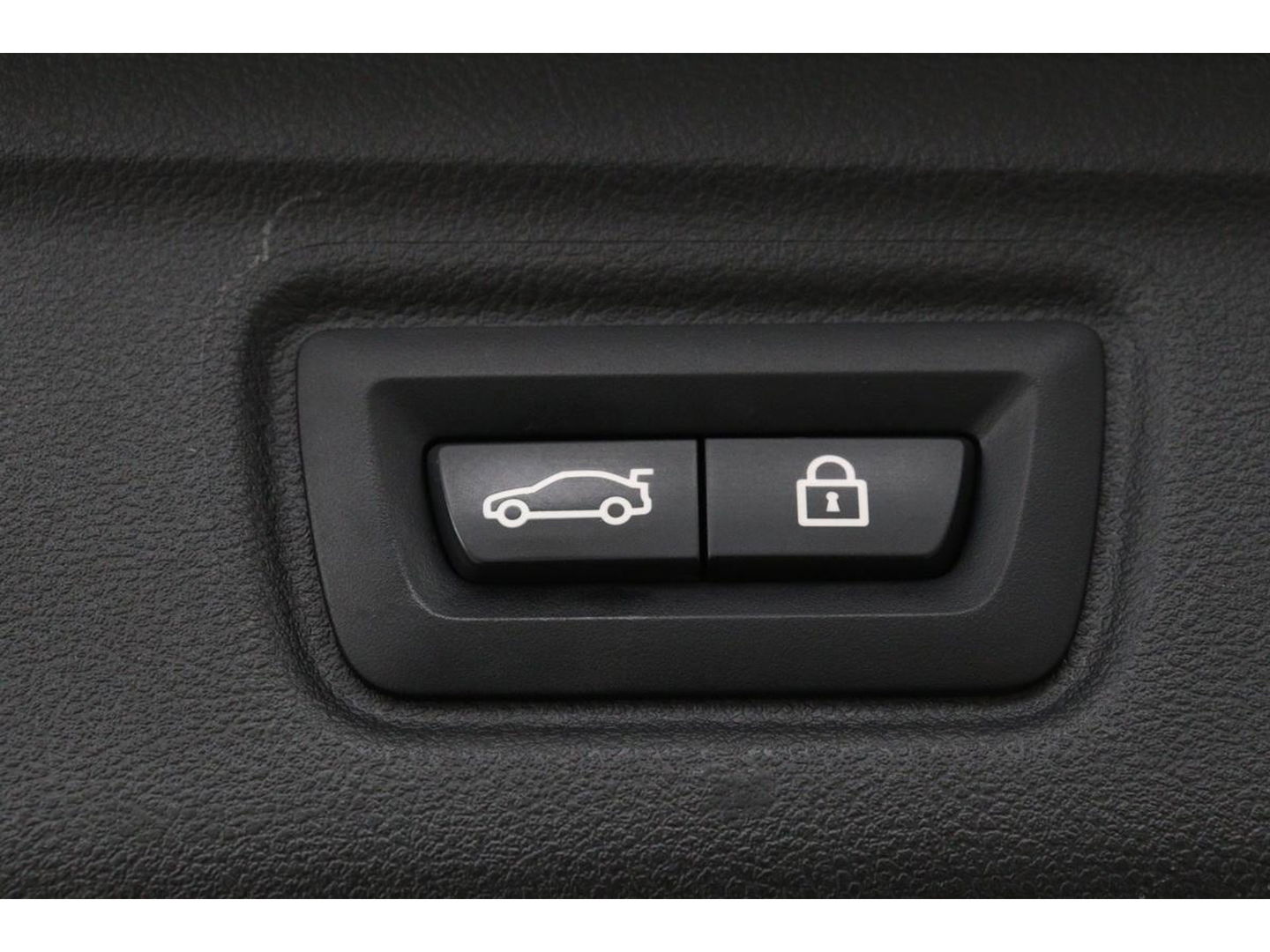 BMW 3-serie 330e M Sport | Panoramadak | Head-Up | Laserlight | Adaptive cruise | Leder | Stoelverwarming | Camera | Sfeerverlichting | Carplay | Sportstoelen | Live Cockpit