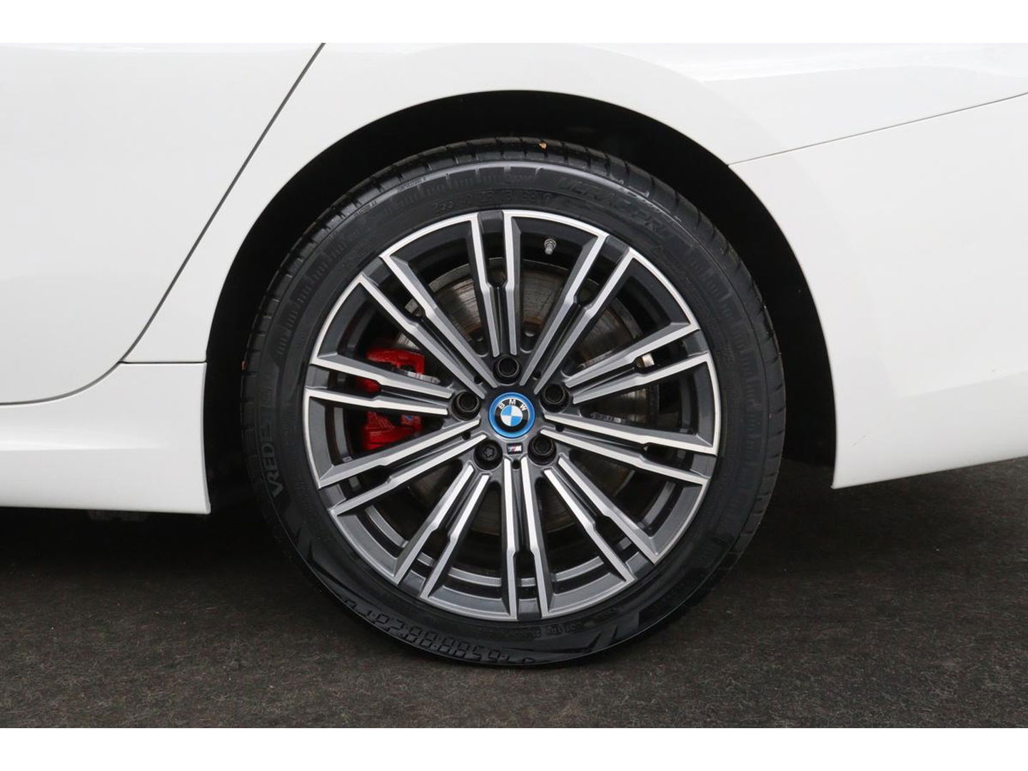 BMW 3-serie 330e M Sport | Panoramadak | Head-Up | Laserlight | Adaptive cruise | Leder | Stoelverwarming | Camera | Sfeerverlichting | Carplay | Sportstoelen | Live Cockpit