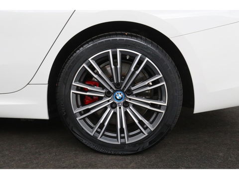 BMW 3-serie 330e M Sport | Panoramadak | Head-Up | Laserlight | Adaptive cruise | Leder | Stoelverwarming | Camera | Sfeerverlichting | Carplay | Sportstoelen | Live Cockpit