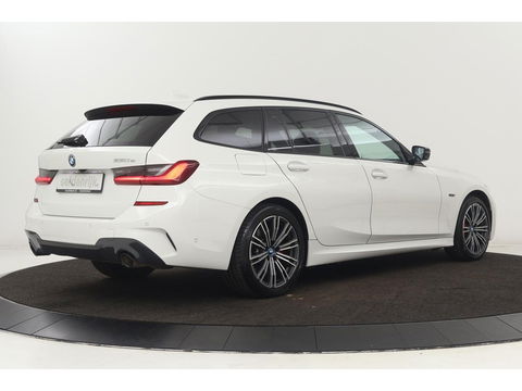 BMW 3-serie 330e M Sport | Panoramadak | Head-Up | Laserlight | Adaptive cruise | Leder | Stoelverwarming | Camera | Sfeerverlichting | Carplay | Sportstoelen | Live Cockpit