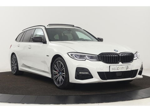 BMW 3-serie 330e M Sport | Panoramadak | Head-Up | Laserlight | Adaptive cruise | Leder | Stoelverwarming | Camera | Sfeerverlichting | Carplay | Sportstoelen | Live Cockpit