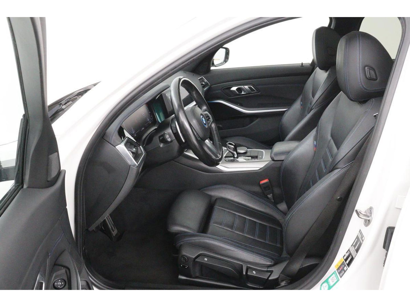 BMW 3-serie 330e M Sport | Panoramadak | Head-Up | Laserlight | Adaptive cruise | Leder | Stoelverwarming | Camera | Sfeerverlichting | Carplay | Sportstoelen | Live Cockpit
