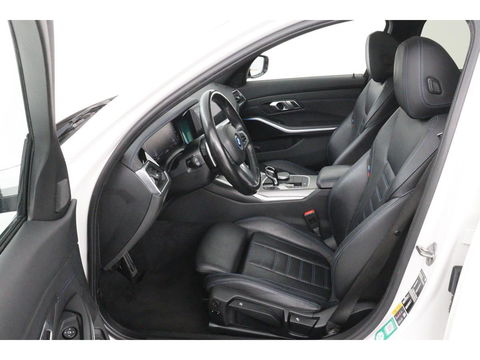 BMW 3-serie 330e M Sport | Panoramadak | Head-Up | Laserlight | Adaptive cruise | Leder | Stoelverwarming | Camera | Sfeerverlichting | Carplay | Sportstoelen | Live Cockpit