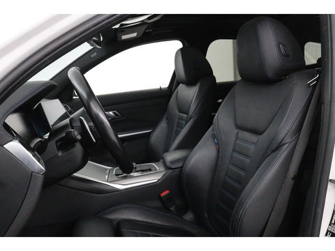 BMW 3-serie 330e M Sport | Panoramadak | Head-Up | Laserlight | Adaptive cruise | Leder | Stoelverwarming | Camera | Sfeerverlichting | Carplay | Sportstoelen | Live Cockpit