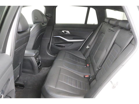 BMW 3-serie 330e M Sport | Panoramadak | Head-Up | Laserlight | Adaptive cruise | Leder | Stoelverwarming | Camera | Sfeerverlichting | Carplay | Sportstoelen | Live Cockpit