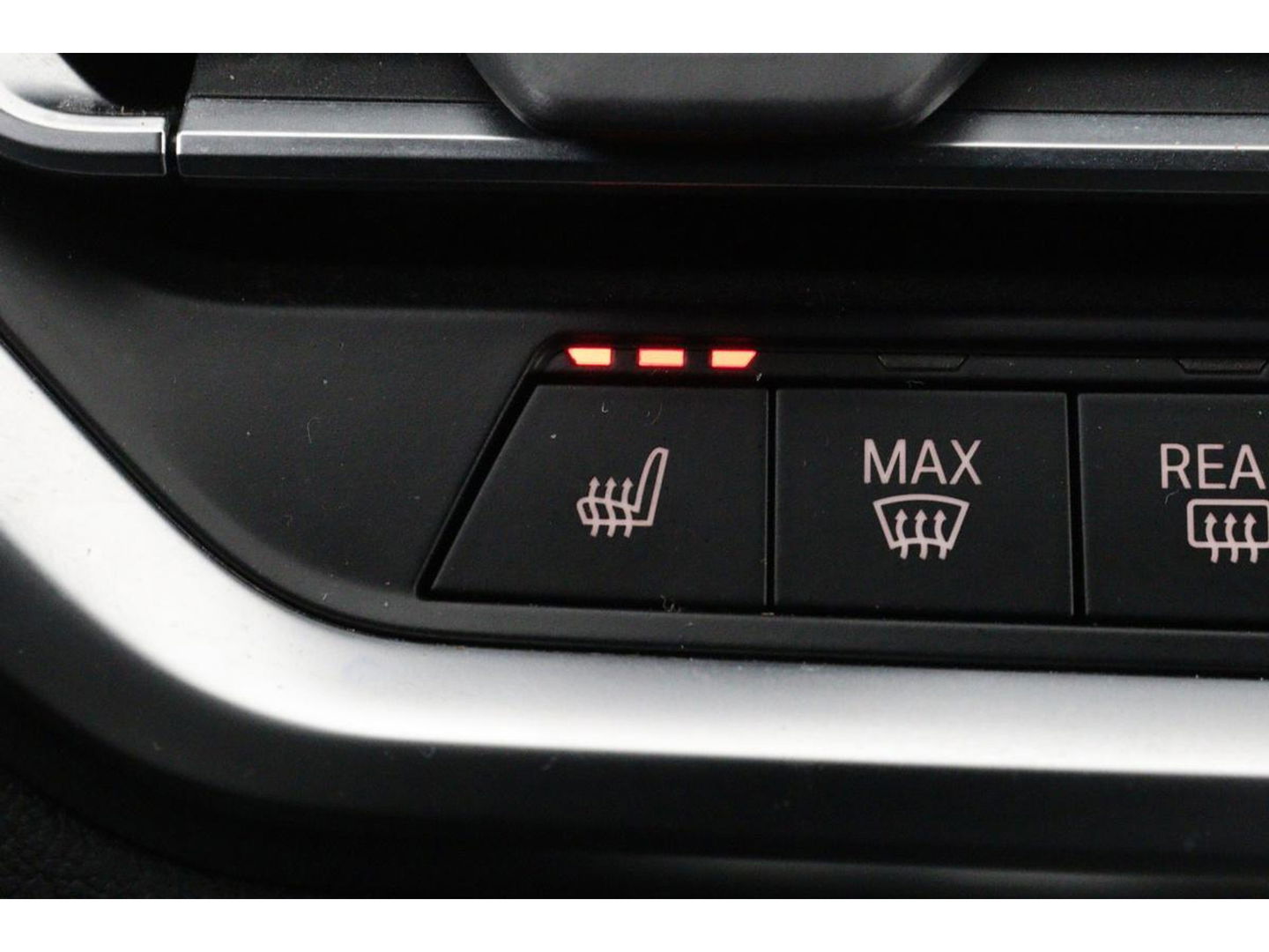 BMW 3-serie 330e M Sport | Panoramadak | Head-Up | Laserlight | Adaptive cruise | Leder | Stoelverwarming | Camera | Sfeerverlichting | Carplay | Sportstoelen | Live Cockpit