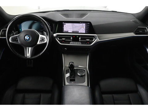 BMW 3-serie 330e M Sport | Panoramadak | Head-Up | Laserlight | Adaptive cruise | Leder | Stoelverwarming | Camera | Sfeerverlichting | Carplay | Sportstoelen | Live Cockpit