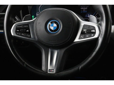 BMW 3-serie 330e M Sport | Panoramadak | Head-Up | Laserlight | Adaptive cruise | Leder | Stoelverwarming | Camera | Sfeerverlichting | Carplay | Sportstoelen | Live Cockpit
