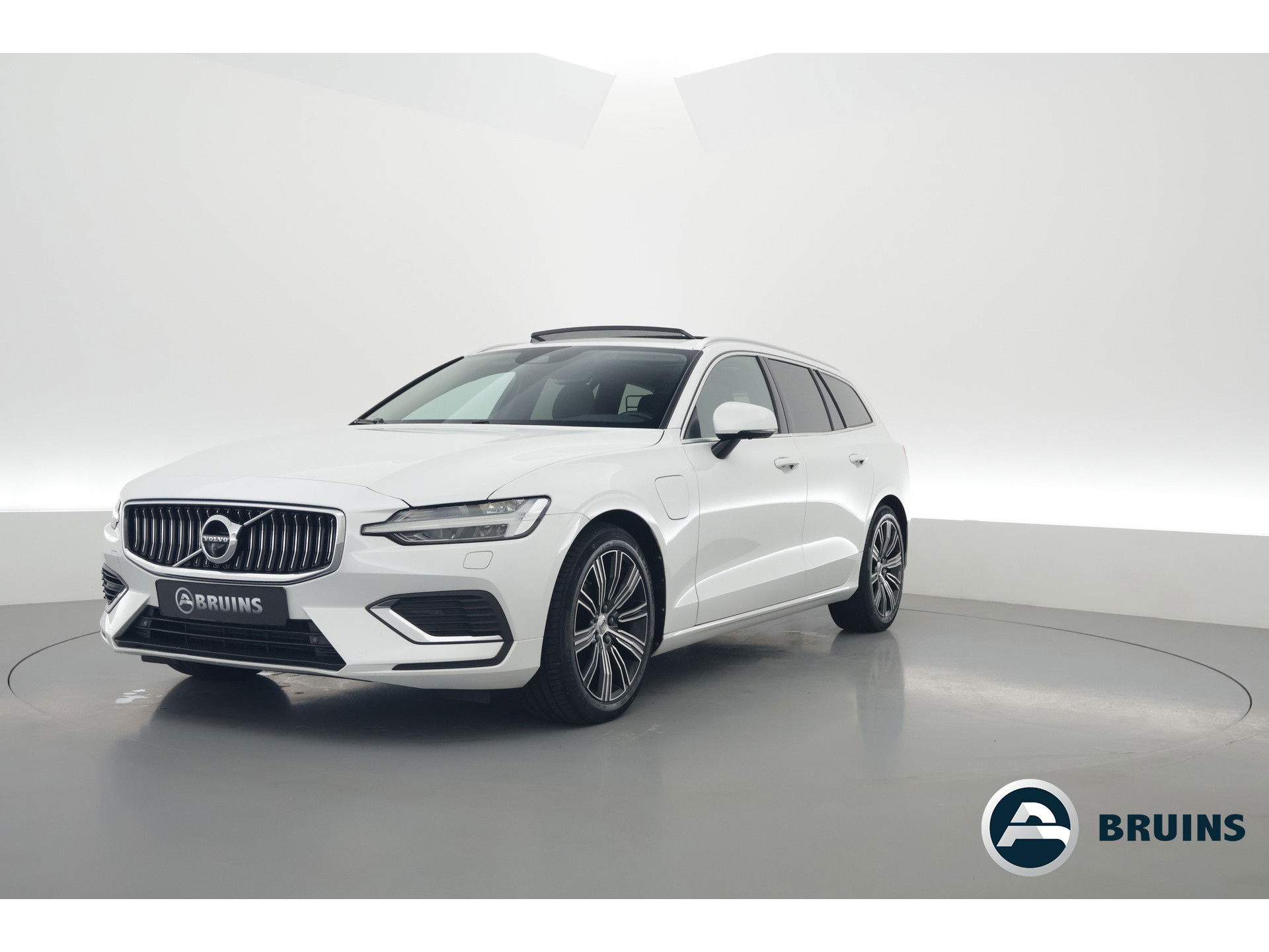 Volvo V60 2.0 T8 Recharge AWD R-Design | Pano | H&K | 360 Cam | Trekhaak | ACC | Stoel- Stuurverw. |