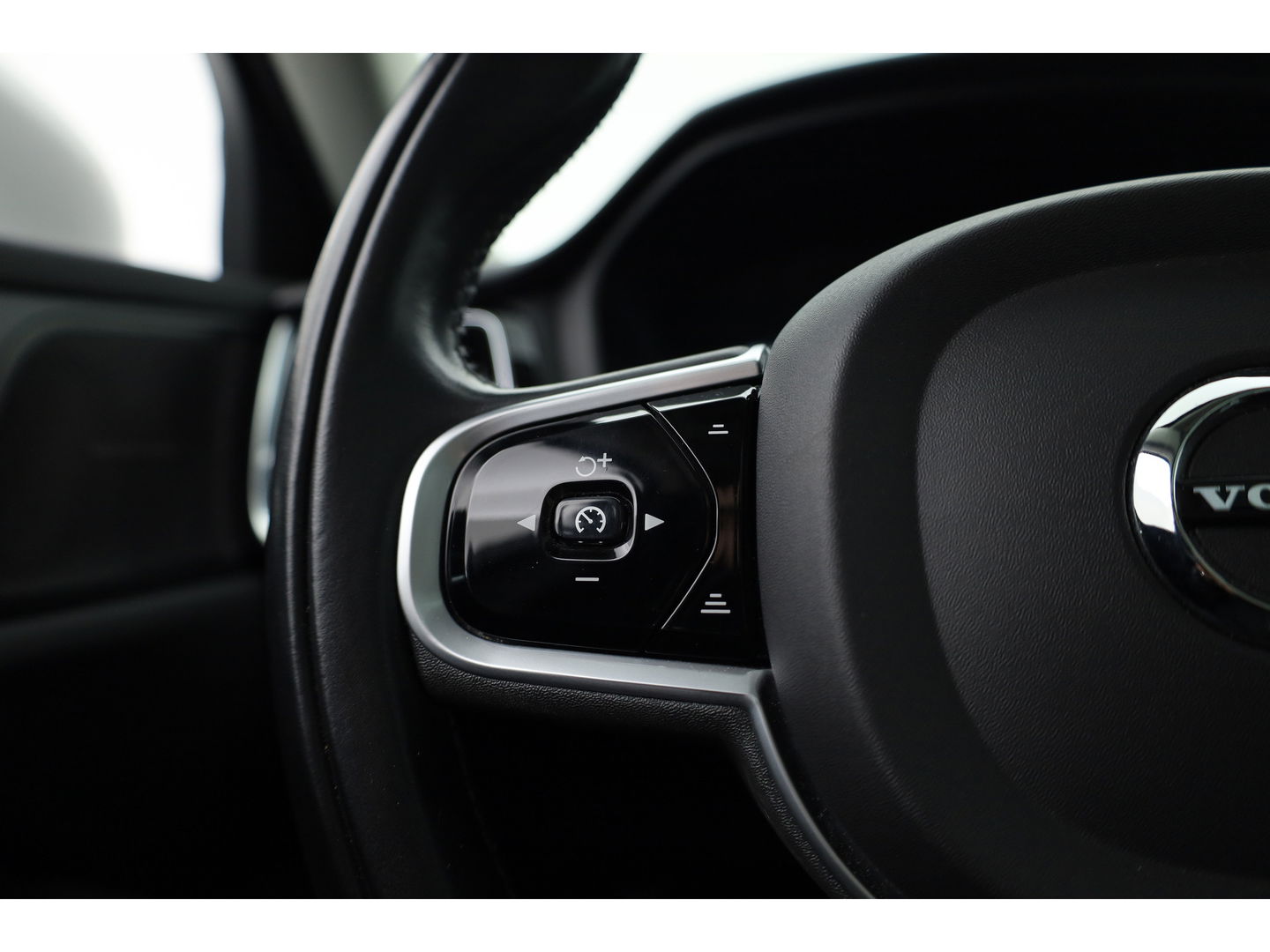 Volvo V60 2.0 T8 Recharge AWD R-Design | Pano | H&K | 360 Cam | Trekhaak | ACC | Stoel- Stuurverw. |
