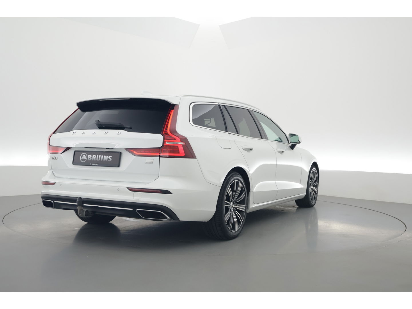 Volvo V60 2.0 T8 Recharge AWD R-Design | Pano | H&K | 360 Cam | Trekhaak | ACC | Stoel- Stuurverw. |