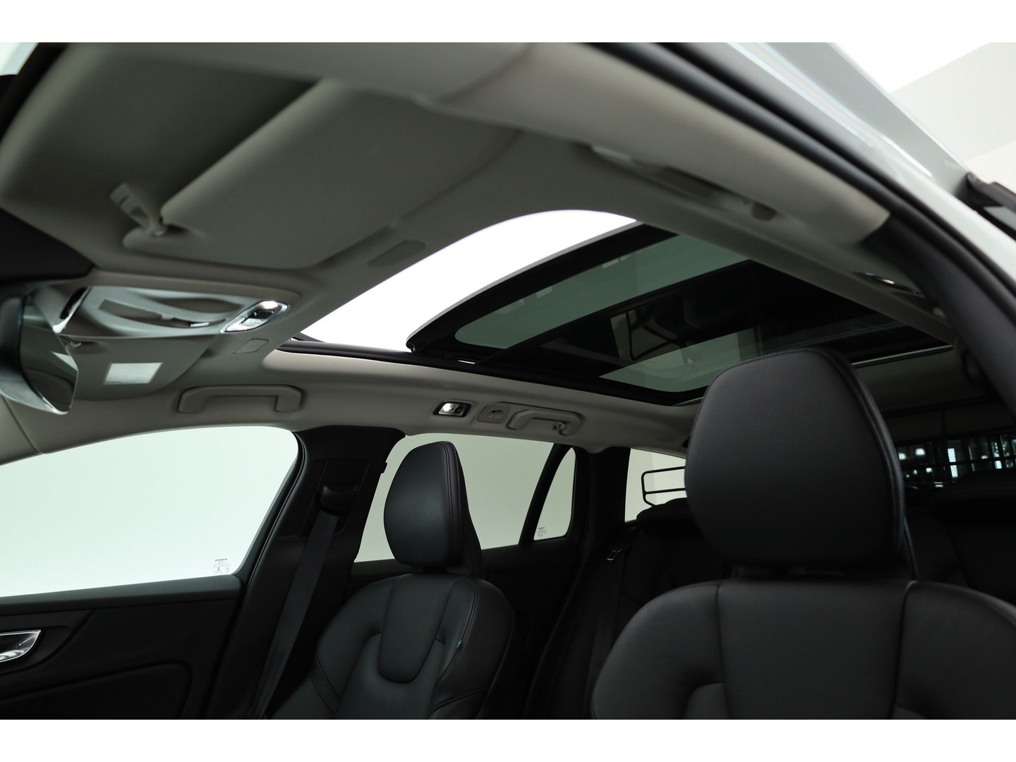 Volvo V60 2.0 T8 Recharge AWD R-Design | Pano | H&K | 360 Cam | Trekhaak | ACC | Stoel- Stuurverw. |