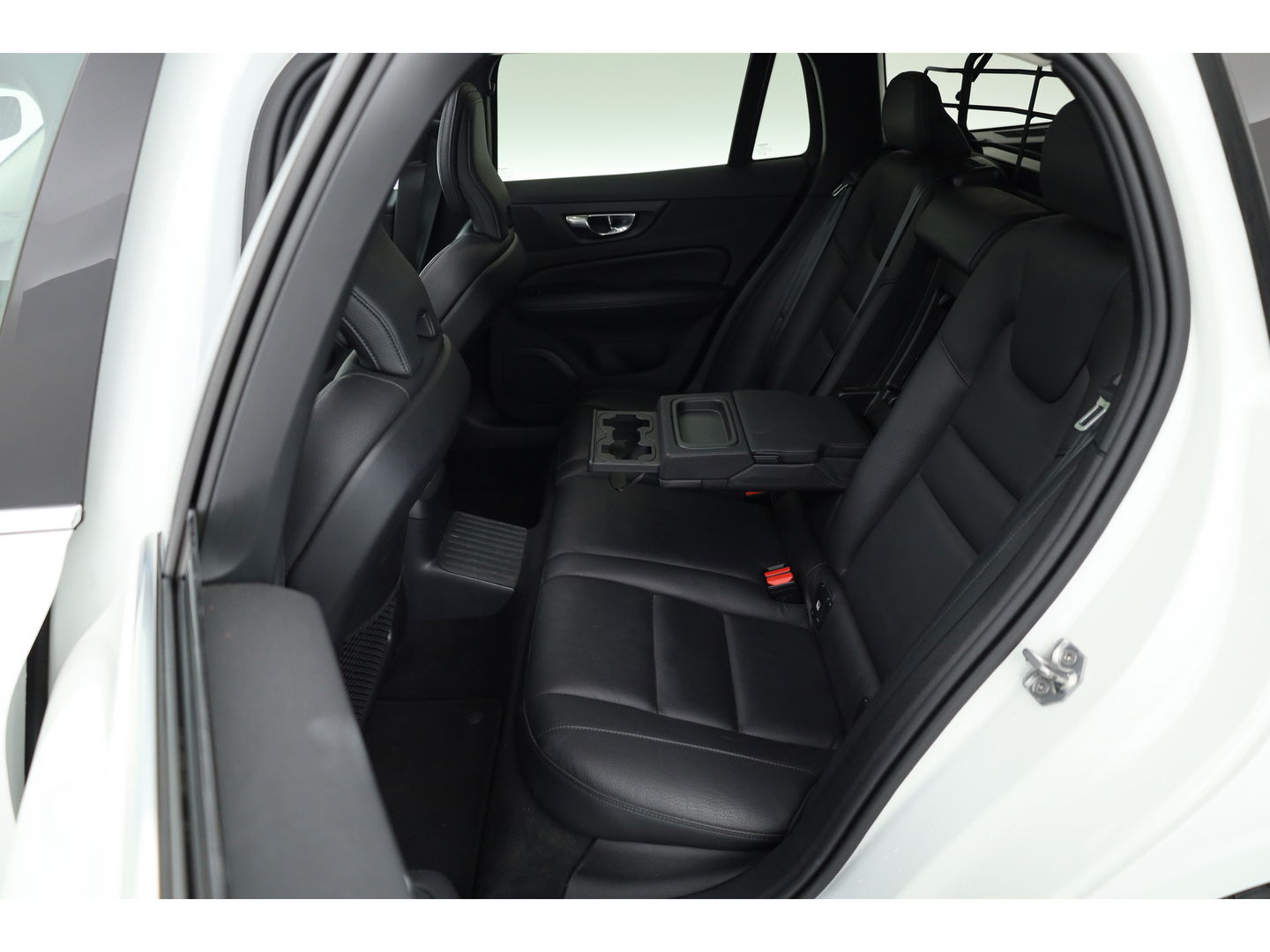 Volvo V60 2.0 T8 Recharge AWD R-Design | Pano | H&K | 360 Cam | Trekhaak | ACC | Stoel- Stuurverw. |