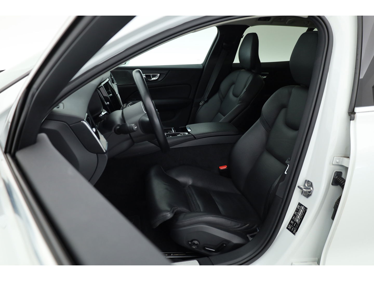 Volvo V60 2.0 T8 Recharge AWD R-Design | Pano | H&K | 360 Cam | Trekhaak | ACC | Stoel- Stuurverw. |