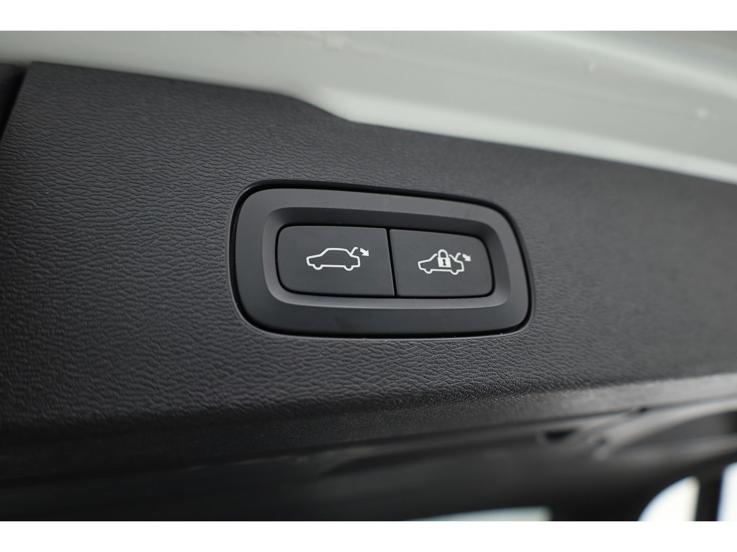 Volvo V60 2.0 T8 Recharge AWD R-Design | Pano | H&K | 360 Cam | Trekhaak | ACC | Stoel- Stuurverw. |
