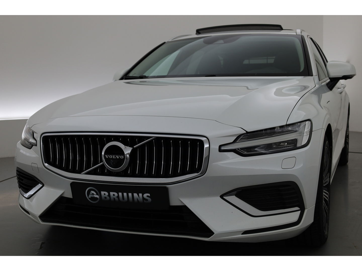 Volvo V60 2.0 T8 Recharge AWD R-Design | Pano | H&K | 360 Cam | Trekhaak | ACC | Stoel- Stuurverw. |