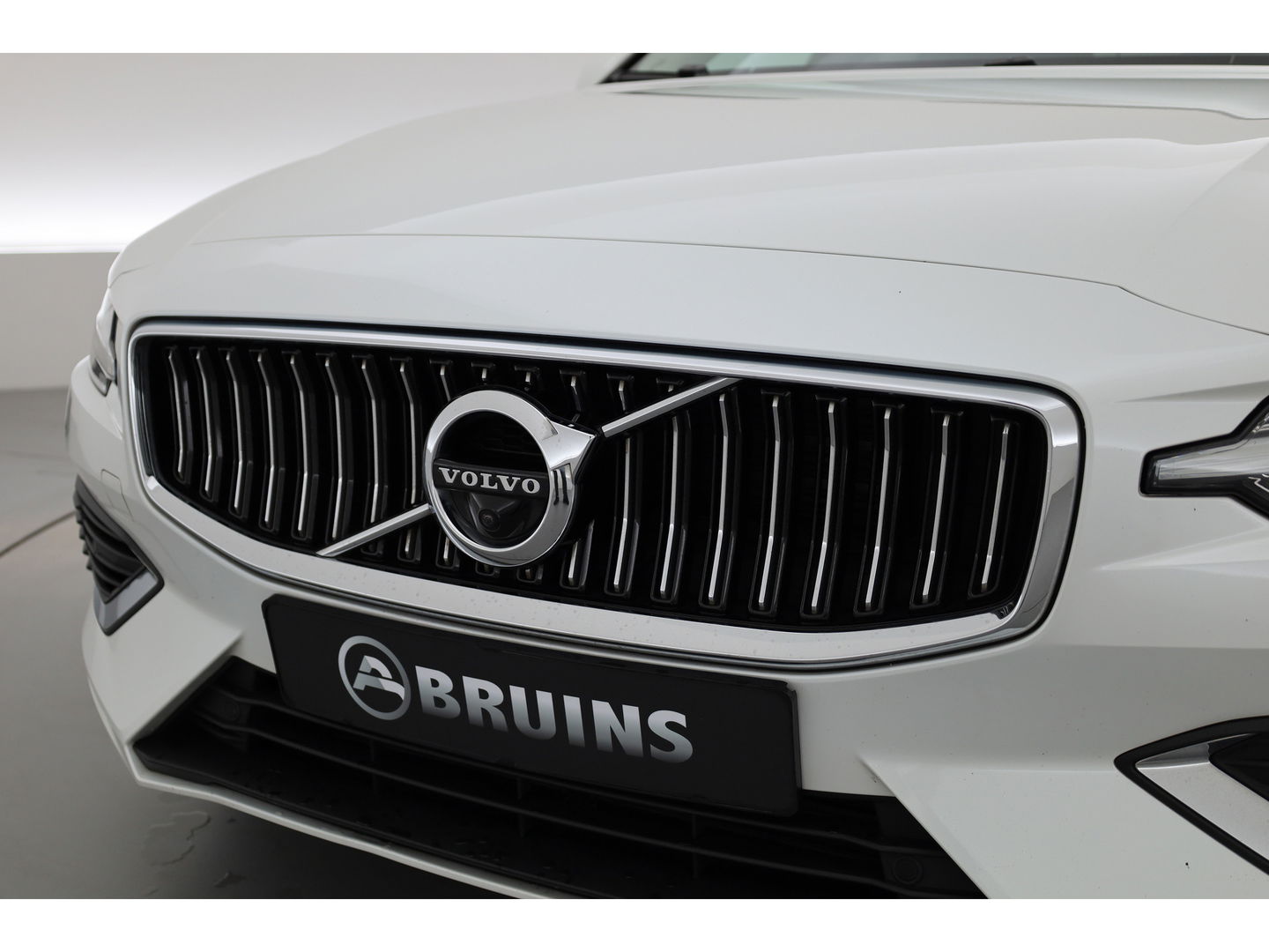 Volvo V60 2.0 T8 Recharge AWD R-Design | Pano | H&K | 360 Cam | Trekhaak | ACC | Stoel- Stuurverw. |